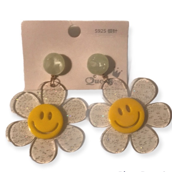 3/$15 90s Smiley Daisy Earrings - Picture 1 of 3